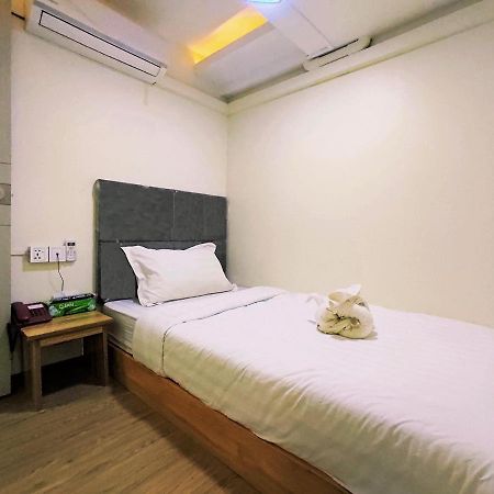 November Hostel Rangoon Buitenkant foto