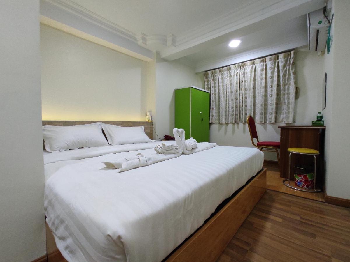 November Hostel Rangoon Buitenkant foto