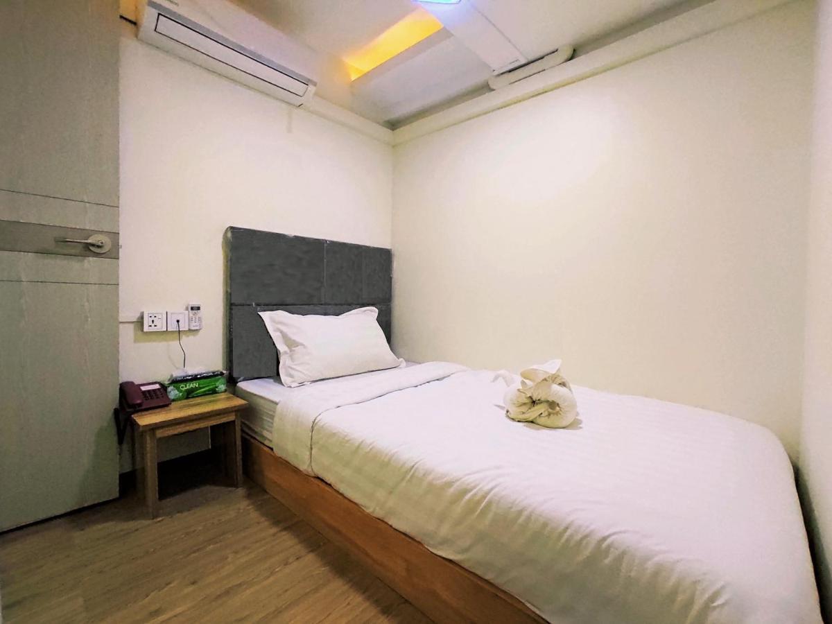 November Hostel Rangoon Buitenkant foto