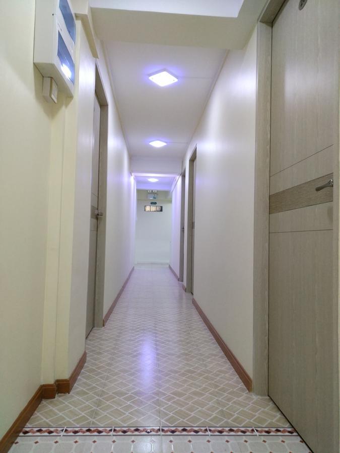 November Hostel Rangoon Buitenkant foto